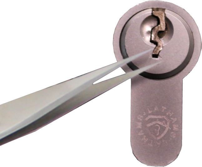 Removing-a-broken-key-with-tweezers-1024x1024